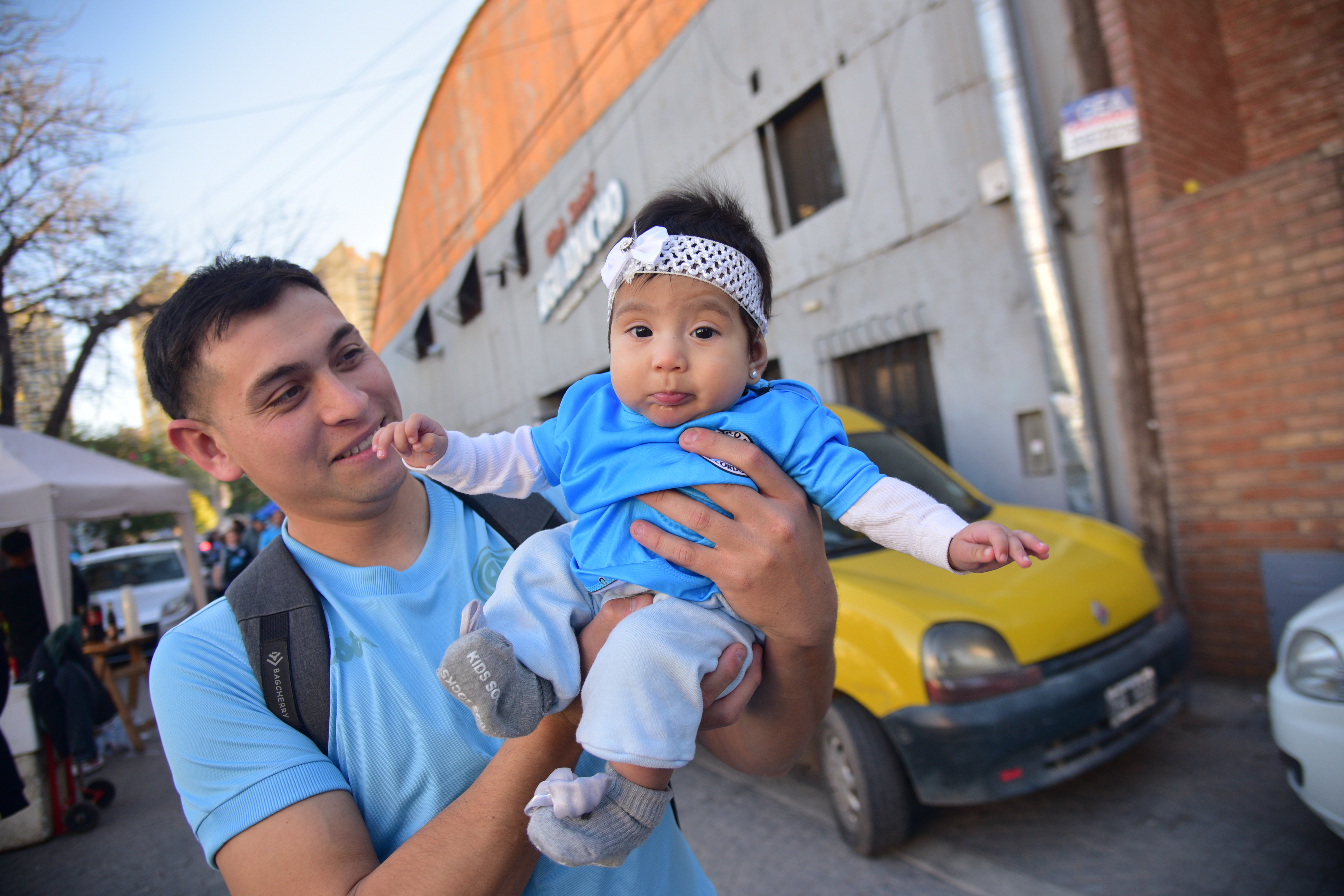 La previa de los hinchas de Belgrano en el pasaje Aguaducho del barrio Alberdi. (Pedro Castillo / La Voz)