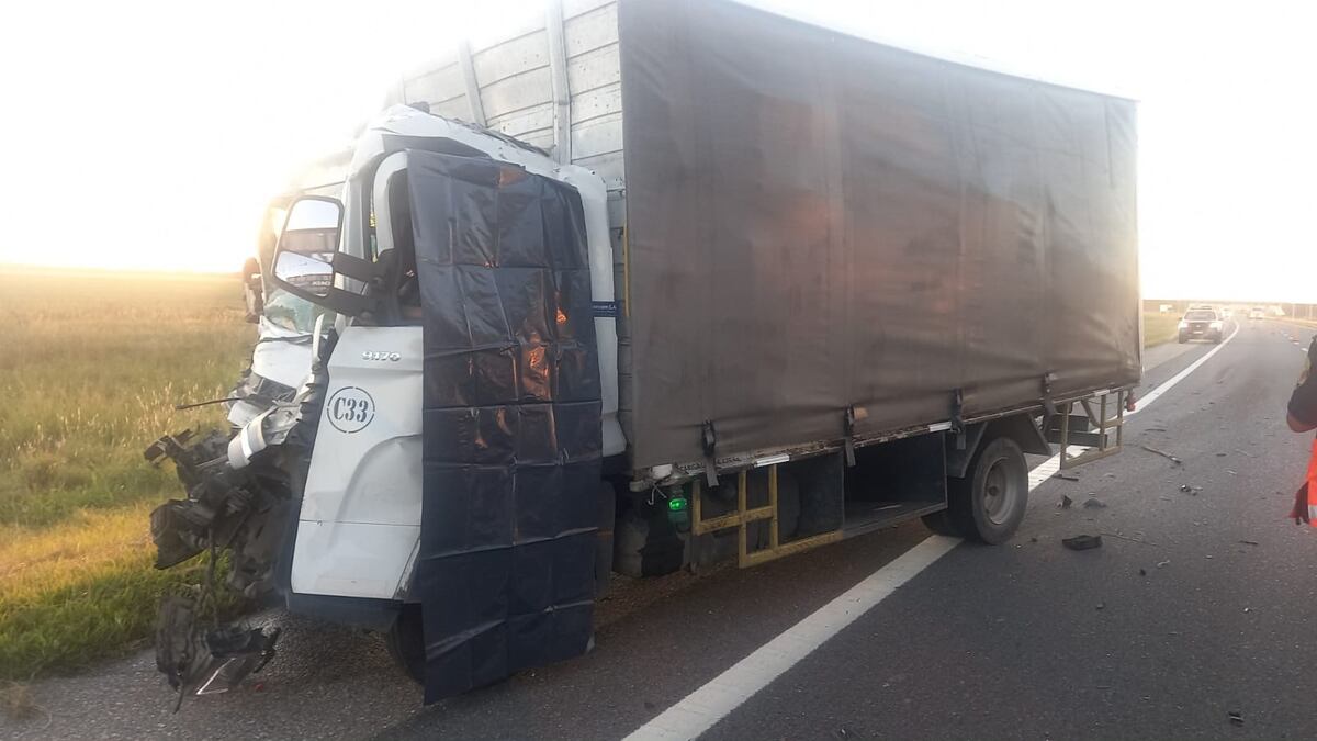 Choque de camiones dejó un chofer muerto. (Policía)
