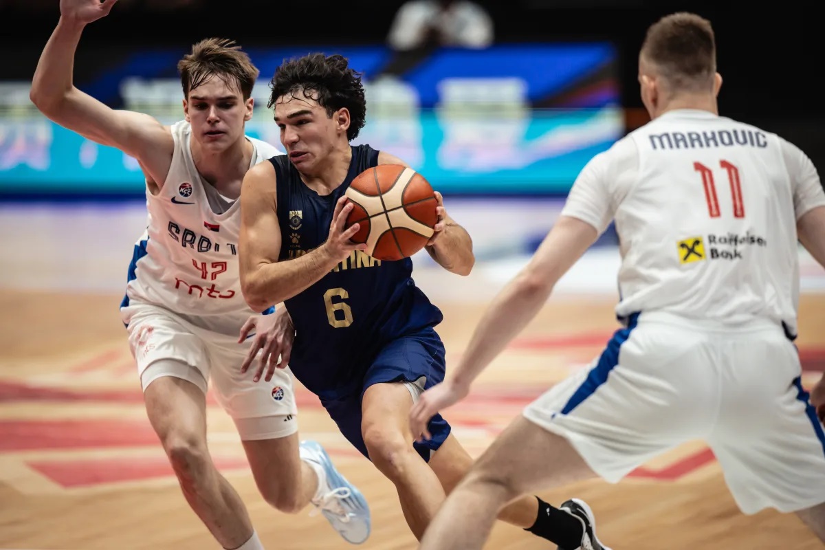 Thiago Sucatzky fue clave en la victoria de la selección argentina U19 de básquet ante Serbia, subcampeón de Europa, en el Mundial de la categoría. (Fiba)