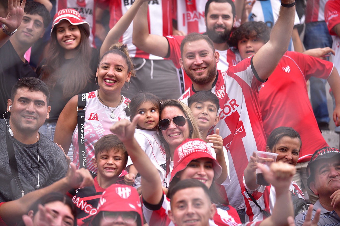 Fotos de hinchas de Instituto en el estadio Monumental en el partido ante Sarmiento de Junín para la Liga Profesional. (Ramiro Pereyra)