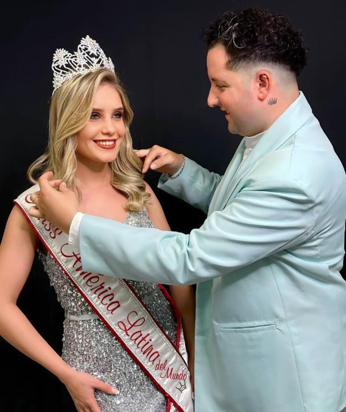 Emanuel Crettino con la premiada Ana Paula Caudagna, Miss América Latina del Mundo 2023.