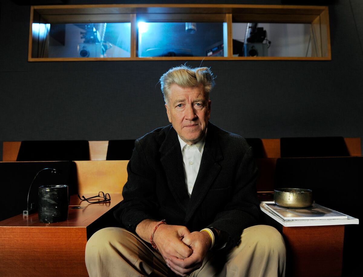 El reconocido cineasta posa para un retrato en su sala de proyección privada en Los Ángeles, en 2010. (AP/Chris Pizzello, archivo)
