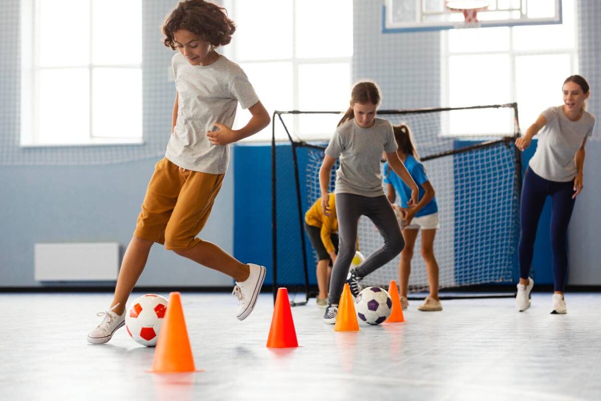 Una breve rutina de nueve minutos con ejercicios simples de alta intensidad puede mejorar la concentración y el rendimiento escolar de los niños, según un estudio. (Freepik)