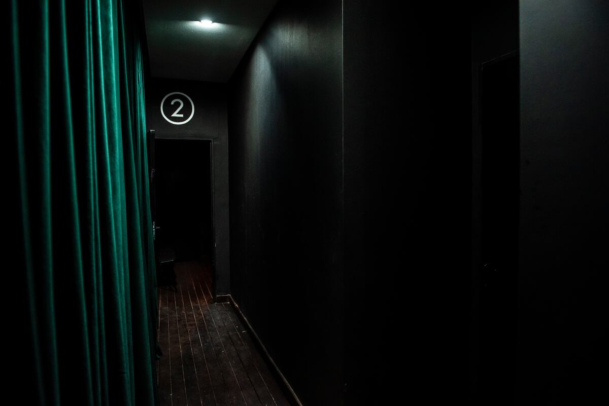 Abajo, el bar. Arriba, las salas. (Gentileza Microteatro)