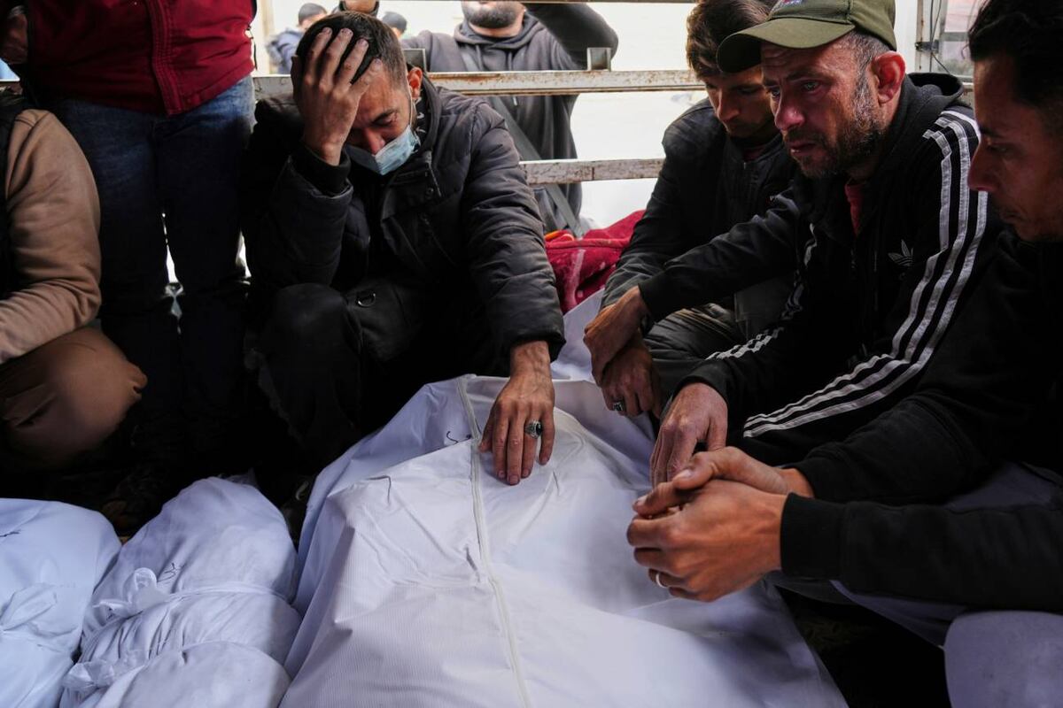 Humo y escombros se elevan desde un edificio tras ser atacado por el ejército israelí, tras las órdenes de evacuación de los residentes, en la ciudad de Gaza, el sábado 22 de marzo de 2025. (Foto AP/Jehad Alshrafi)
