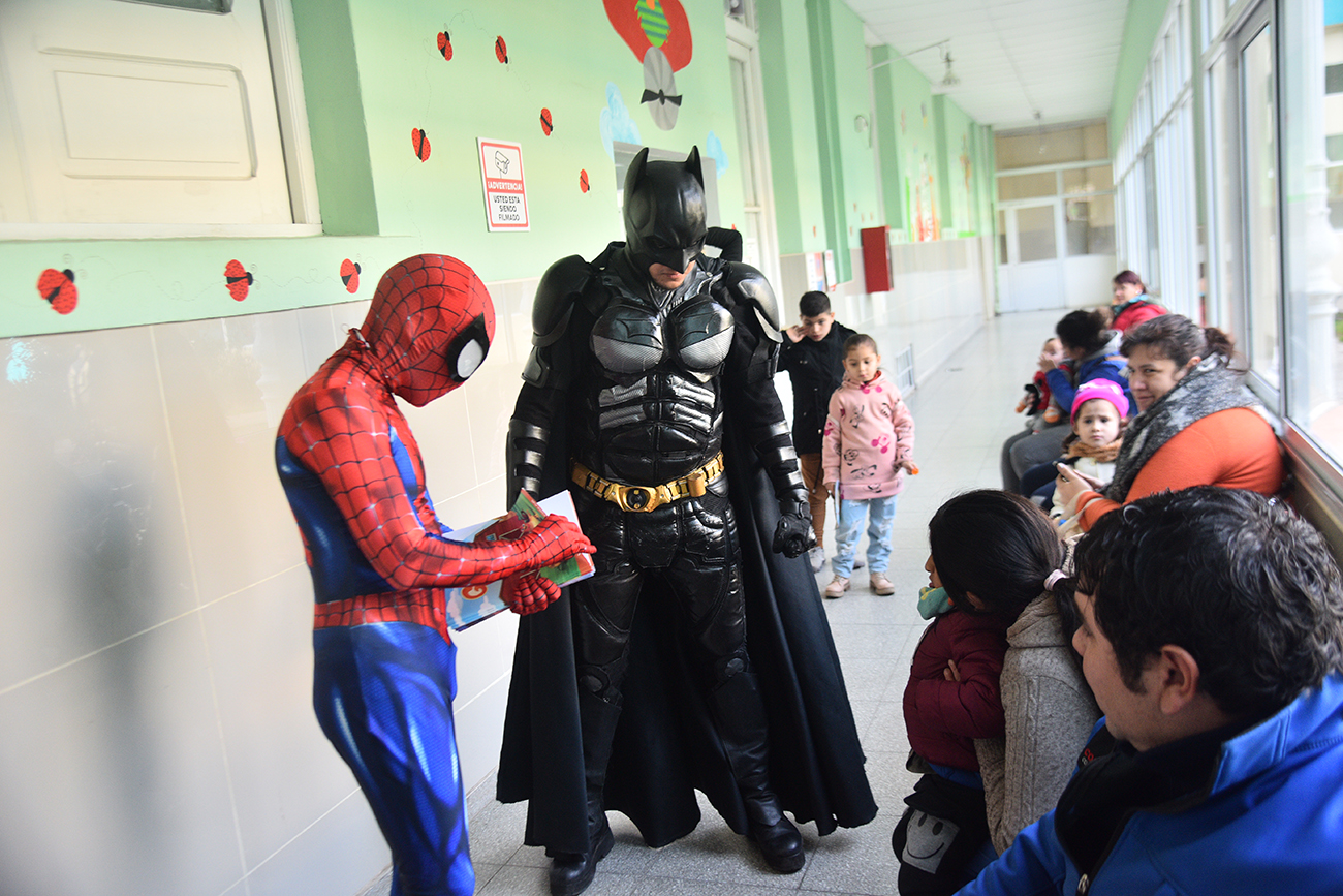 Pediátrico. El dúo Batman y Spiderman combatiendo la tristeza de los niños y niñas en Córdoba (Pedro Castillo/La Voz).