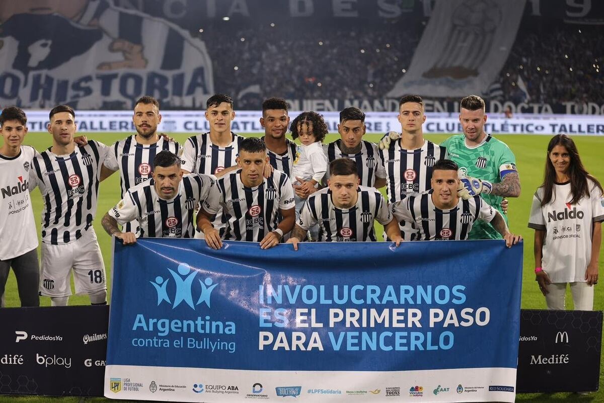 El Talleres de Gandolfi. Villagra, Catalán, Sosa, Valoyes, Suárez y Herrera; Santos, Ortegoza, Garro y Benavídez. En la segunda parte del año, la "T" también debió acostumbrarse a jugar sin el uruguayo ni el colombiano.(Foto: Prensa Talleres)