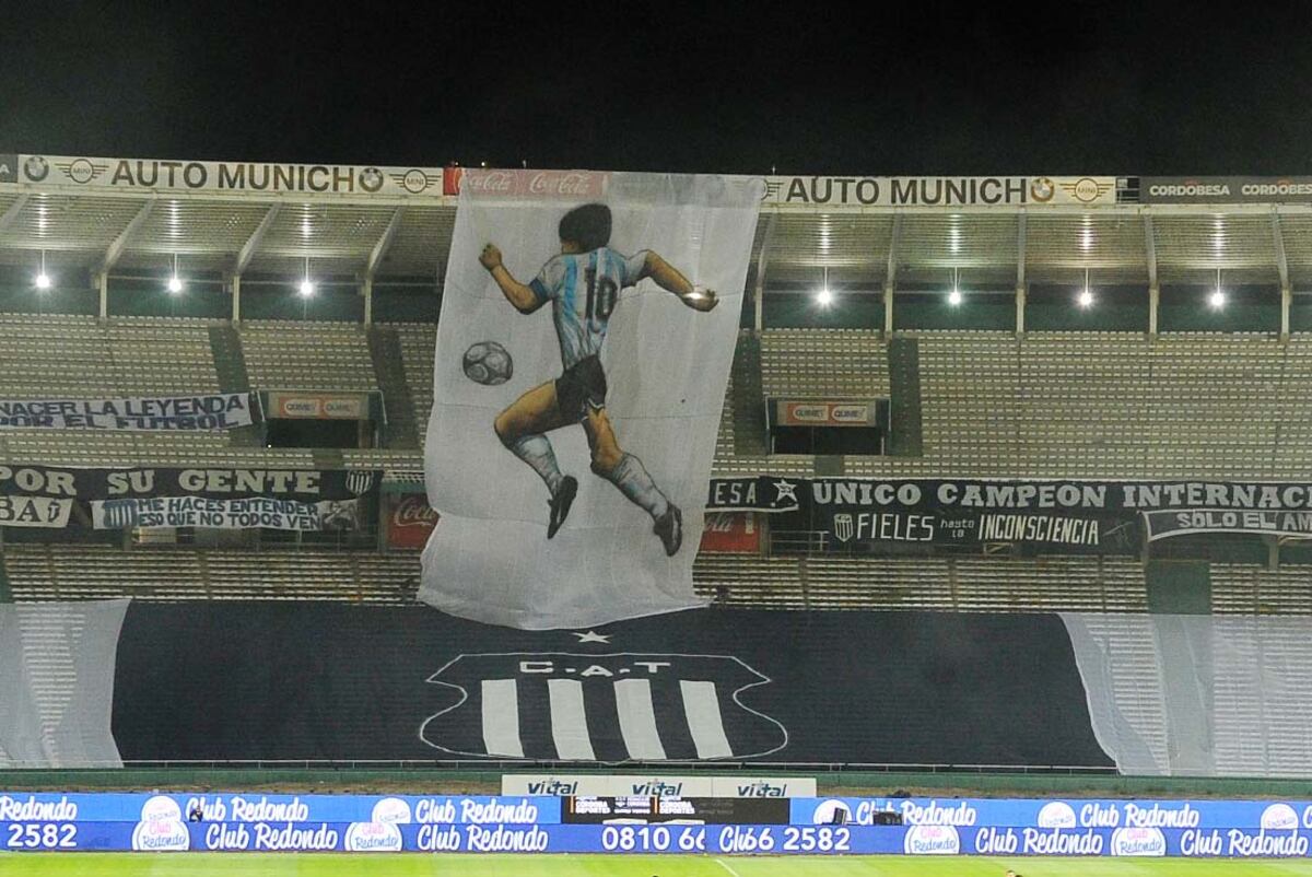 Bandera de Maradora en homenaje por Talleres en el Kempes (Javier Ferreyra / La Voz)