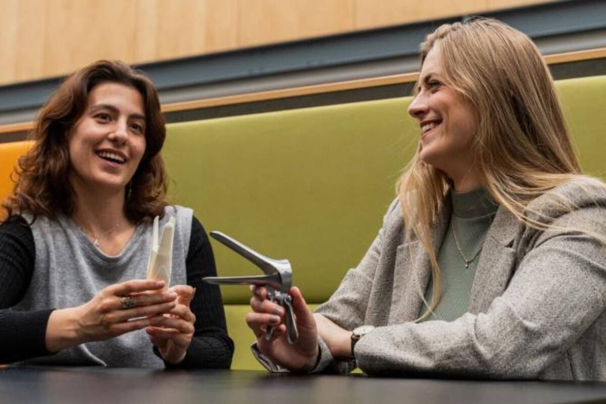 Ariadna Izcara Gual y Tamara Hoveling crearon Lilium, un espéculo vaginal más cómodo para los tratamientos ginecológicos. (Universidad Técnica de Delft).