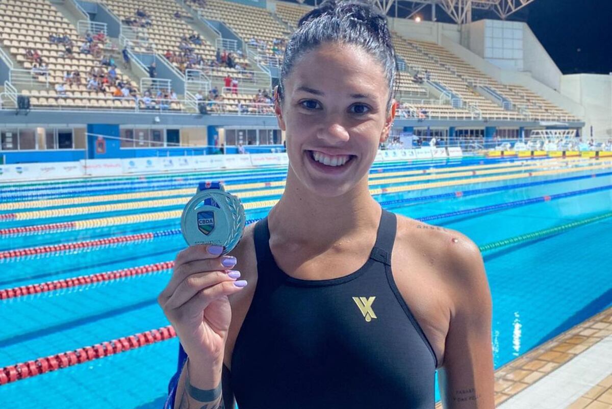La riocuartense Macarena Ceballos luce orgullosa su medalla de plata en los 50 metros pecho del María Lenk. El tiempo que hizo para ganarla le valió la clasificación al Mundial. (Gentileza Macarena Ceballos)