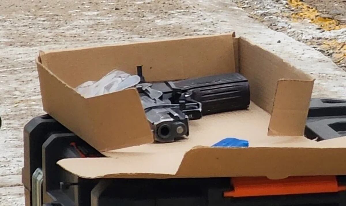 El arma secuestrada al policía que mató a su amigo de manera accidental en Neuquén.
