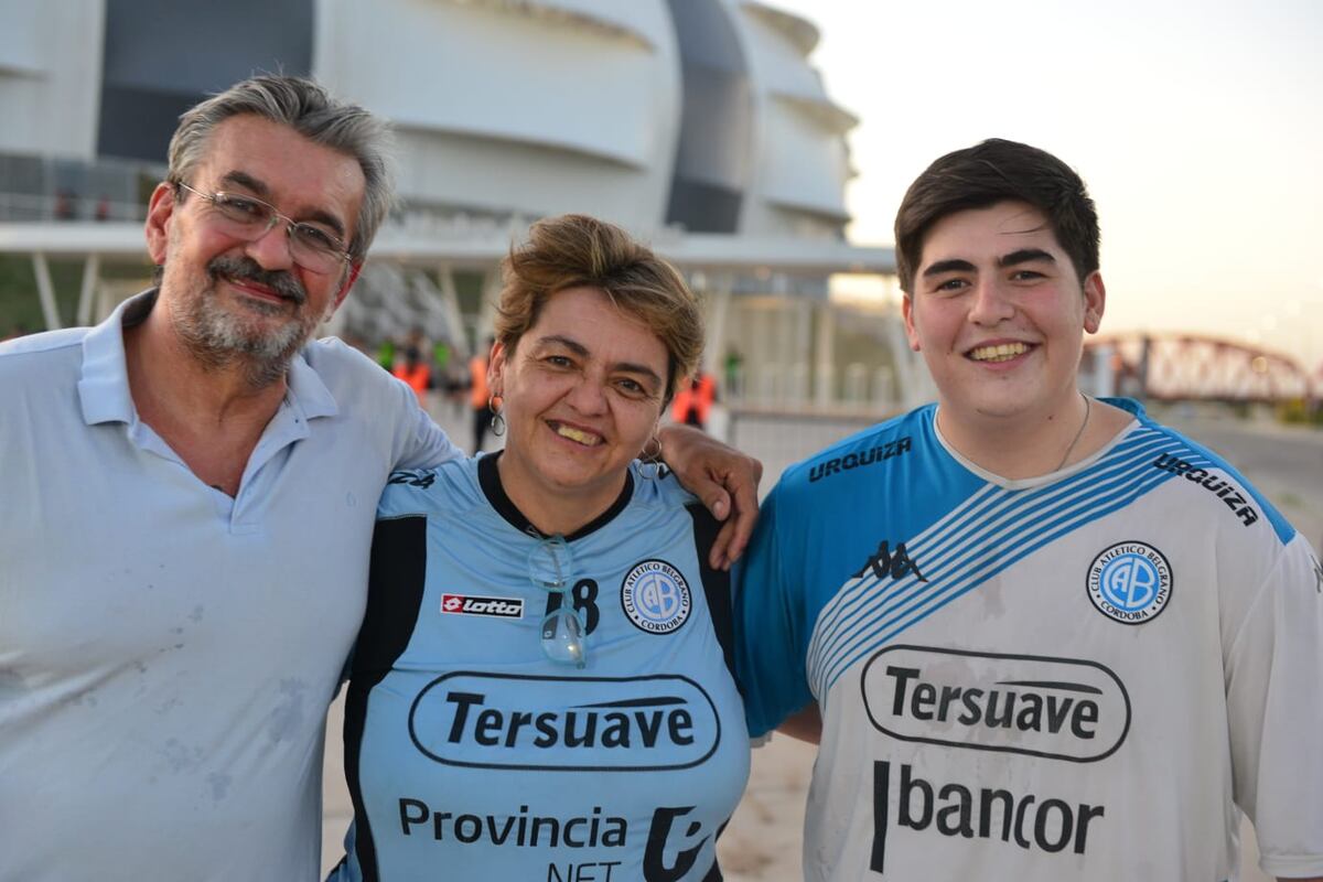 Hinchas de Belgrano en el clásico Cara 'e Cancha de La Voz del interior, durante la previa del partido con Central Córdoba, en Santiago del Estero. (José Gabriel Hernández)