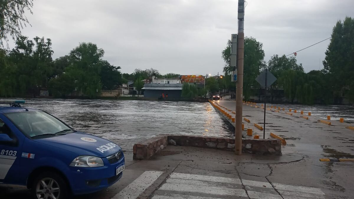 El Río Mina Clavero tapó toda la playa céntrica, pero no interrumpió el tráfico sobre el puente. (Policía de Córdoba)