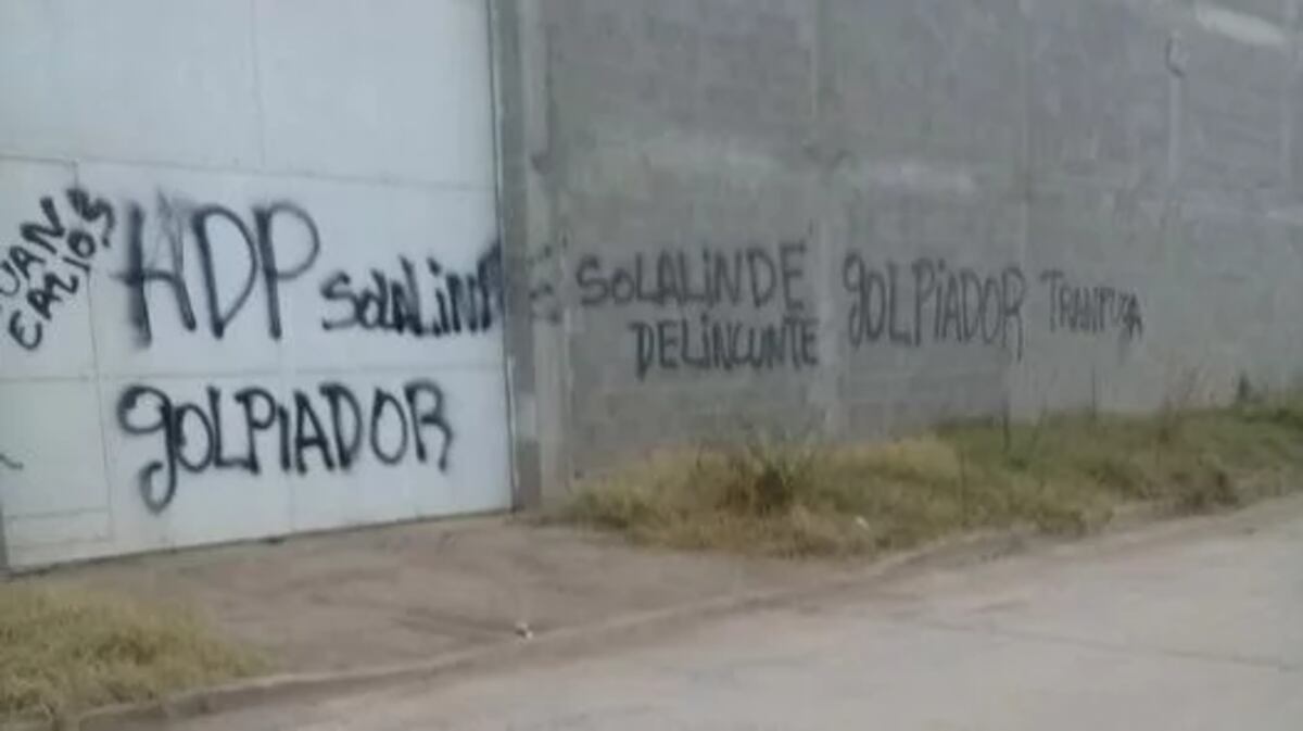 Galpón. El gremialista había sido escrachado con pintadas con aerosol. (FM Latina)