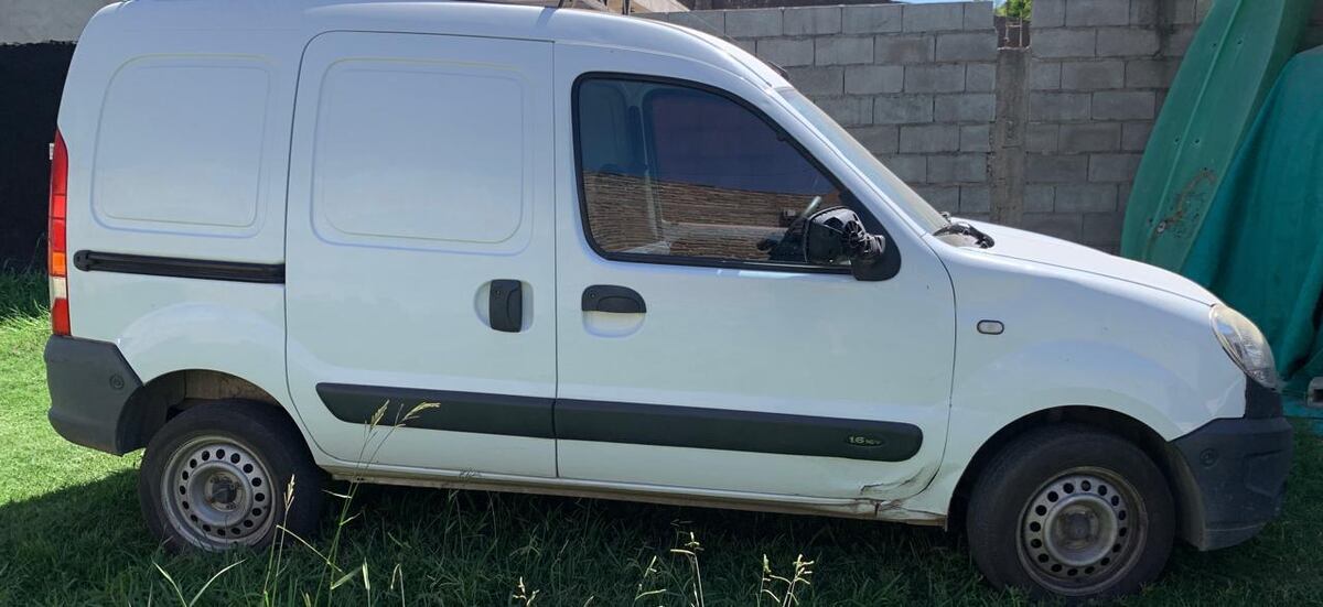La Renault Kangoo que los ladrones le sustrajeron a Lucas Ledezma y a su pareja frente al aeropuerto de Córdoba. (Gentileza)