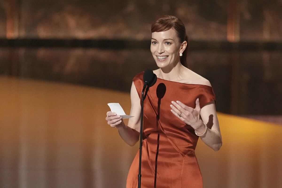 Britt Lower recibe el premio a Mejor Actriz por Severance. (AP).