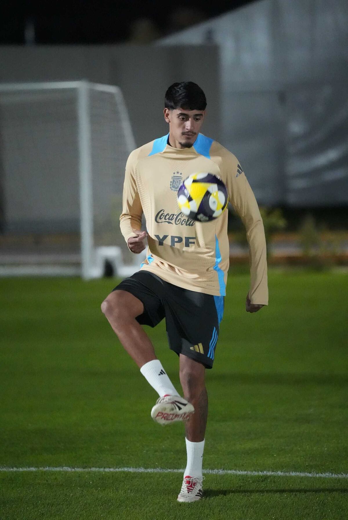 Mariano Troilo, defensor de Belgrano, entrenando con la selección argentina en el predio de Ezeiza. (Prensa Argentina)