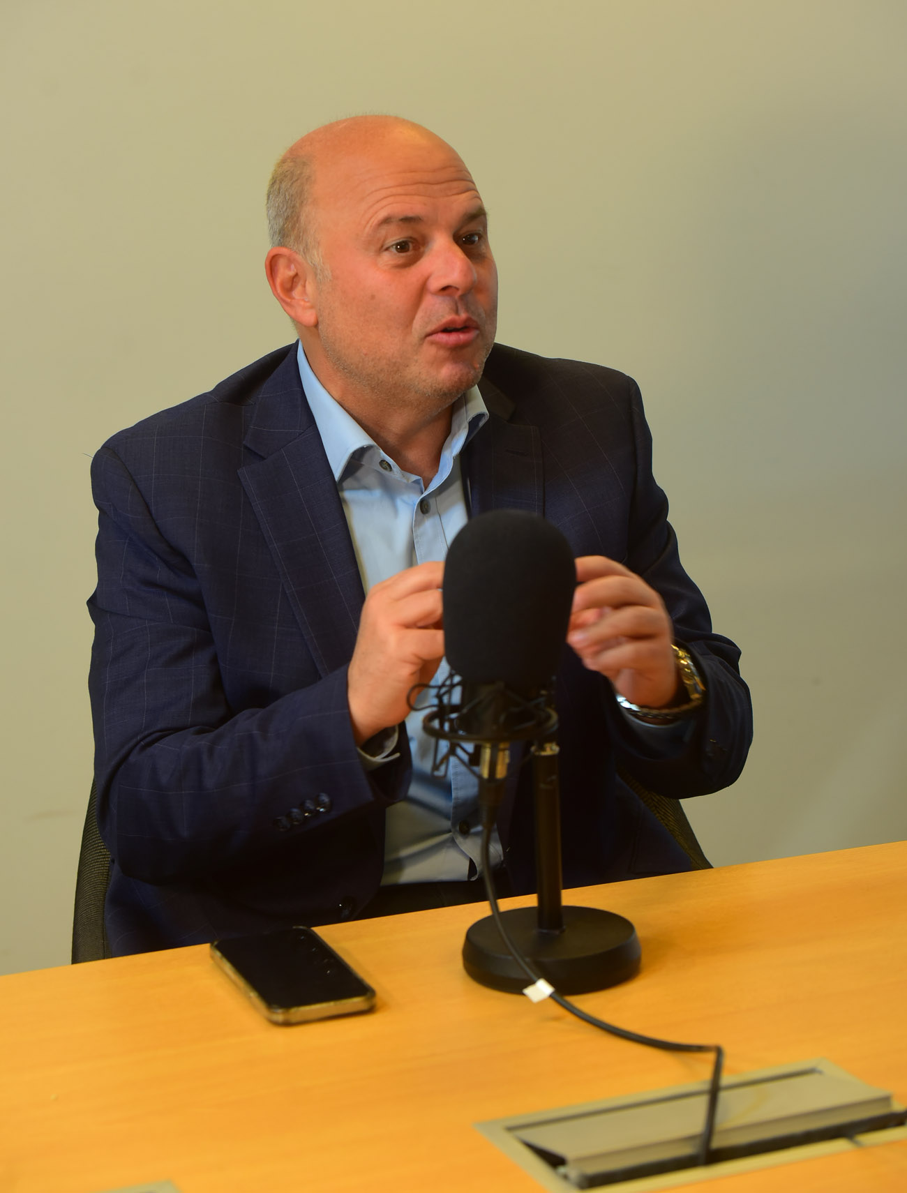 Programa Ronda de Negocios, conducido por  Daniel Alonso.   Invitados Gustavo Scarpetta, especialista en comercio exterior, y Pablo De Chiara, presidente de la Agencia ProCórdoba.  (Nicolás Bravo / La Voz)
