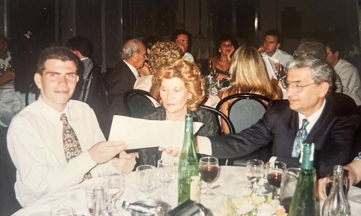 El especialista en adicciones Darío Gigena Parker, en la cena de egresados de medicina, con sus padres Marta y Héctor. Héctor es médico retirado y todavía vive.