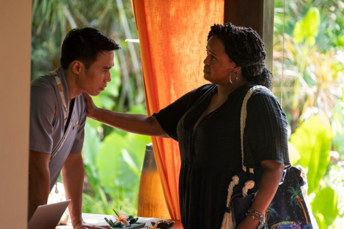Belinda (Natasha Rothwell), al momento de comunicarle a su enamorado Pornchai (Dom Hetrakul) que pasaron cosas y que no podrá abrir un spa con él, tal como lo habían planeado. El dinero venció al amor, en este caso. (Max)