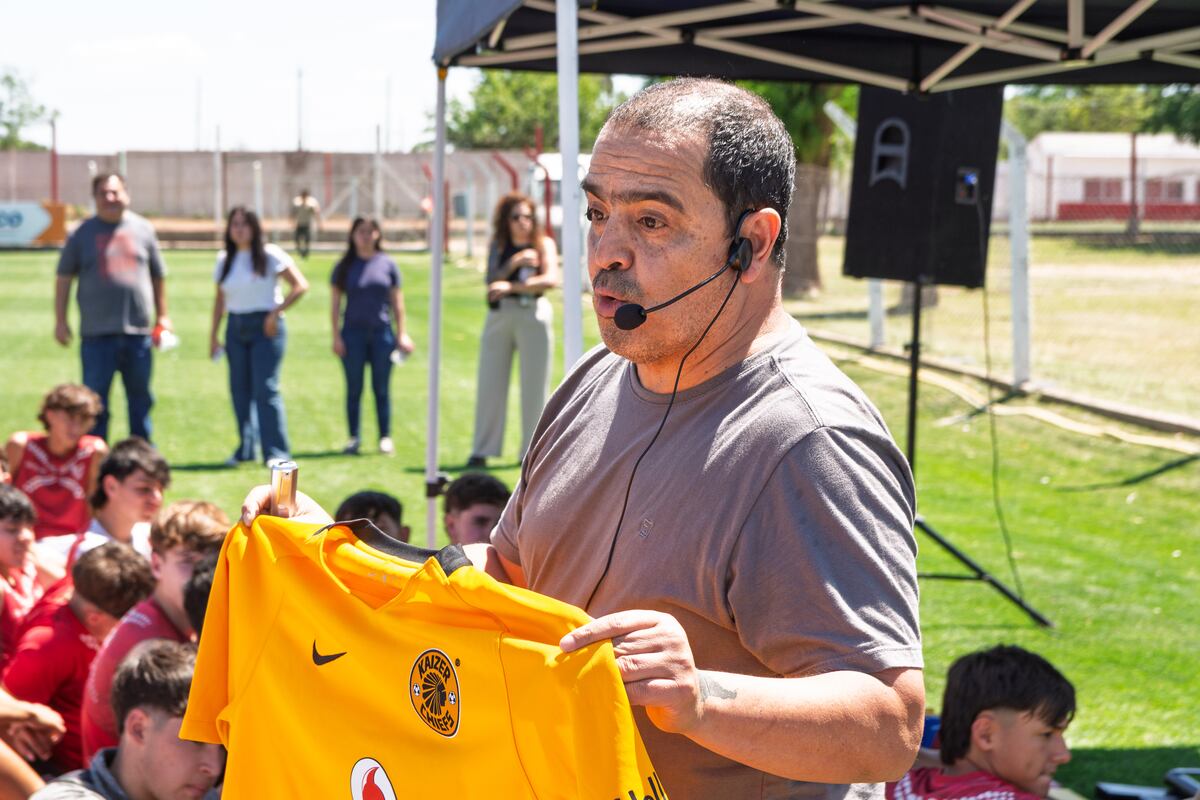 La cancha Osvaldo Ardiles de la ciudad Deportiva de Instituto fue escenario de una propuesta que promueve el pensamiento crítico desde el deporte, con apoyo de la Dirección General de Juventud. (Prensa Instituto)