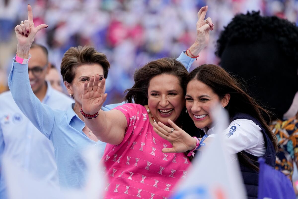 ARCHIVO - La candidata presidencial Xóchitl Gálvez, en el centro, saluda a sus seguidores