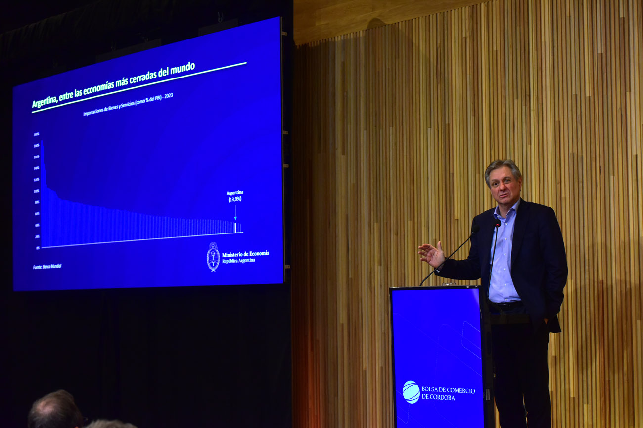 José Luis Daza, vice ministro de Economía, en la Bolsa de Comercio de Córdoba. (Nicolás Bravo / La Voz)