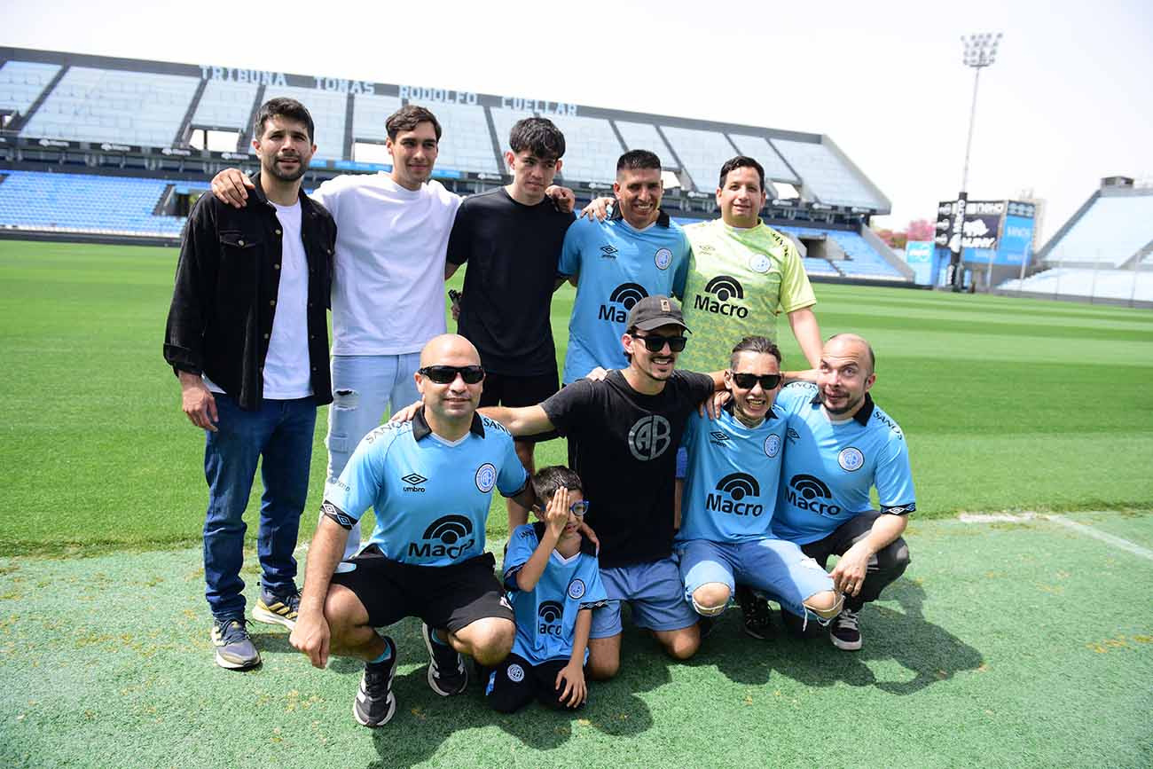 BELGRANO PIONERO. El plantel de fútbol de ciegos del club organizó un encuentro de camaradería para Pirañas, su adversario por la Copa Oro. (José Gabriel Hernández / La Voz)