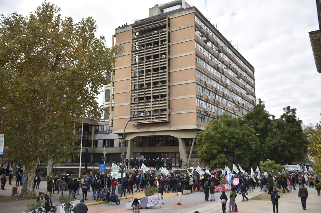 Protesta del Suoem por el centro de la ciudad terminando su recorrido frente al Palacio Municipal 6 de Julio. ( Ramiro Pereyra / La Voz)