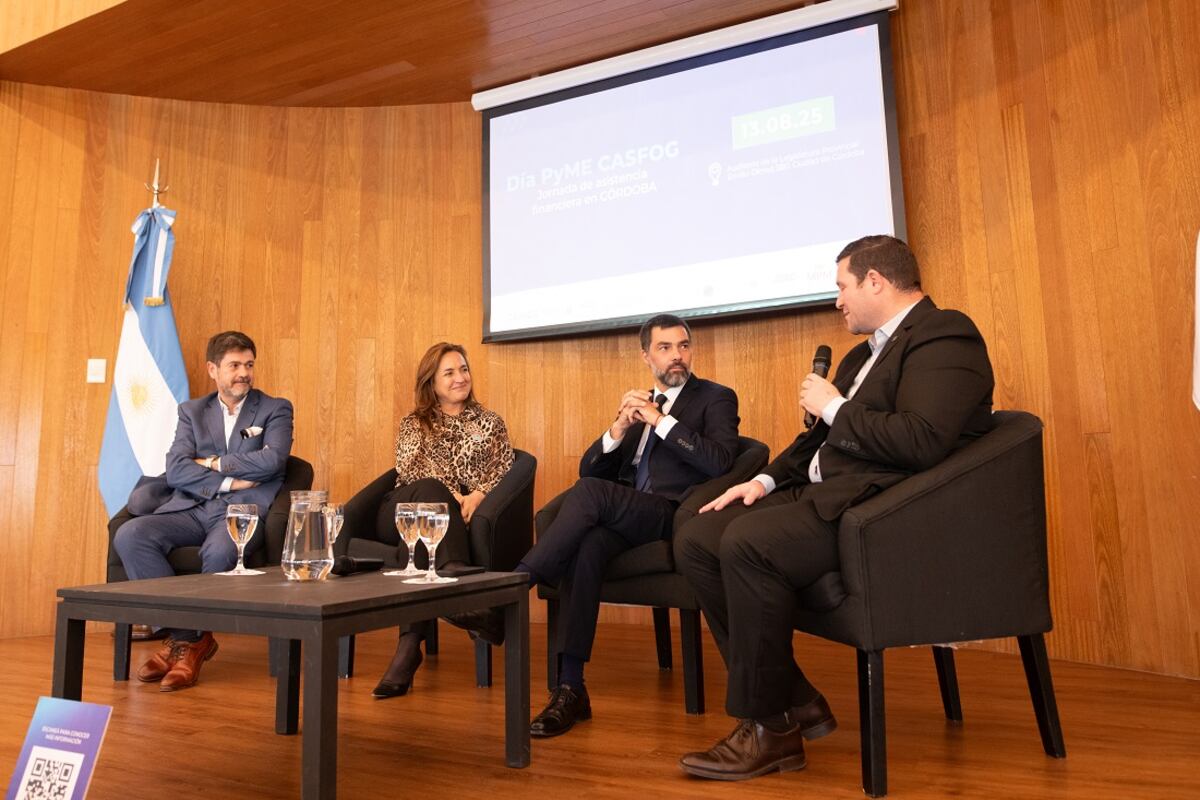 Aníbal Casas Arregui, secretario de la Bolsa de Comercio y presidente de S&C Inversiones; Myrian Prunotto, vicegobernadora; Ignacio Moraco, vicepresidente de Casfog y Segundo Sosa Barreneche, subsecretario Pymes de la Provincia; abriendo el Dya Pyme en la Legislatura. 