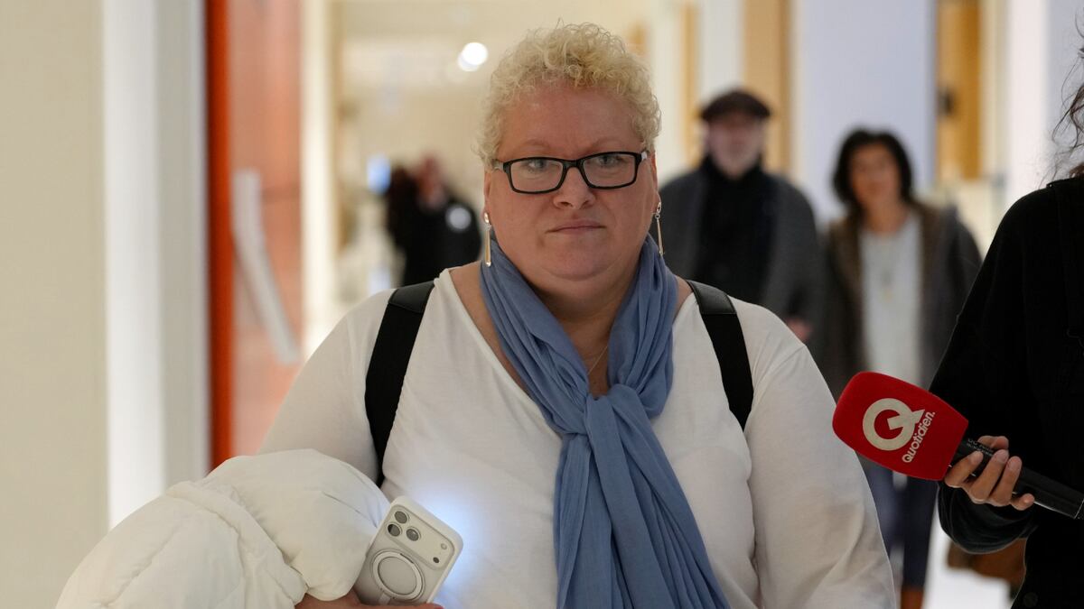 La acusada Delphine Jegousse, conocida como Amandine Roy, llega a la sala del tribunal para el veredicto en un caso que involucra a 10 personas acusadas de ciberacoso contra la primera dama francesa, Brigitte Macron, al difundir afirmaciones falsas en línea sobre su género y sexualidad, el lunes 5 de enero de 2026 en París. (Foto AP/Aurelien Morissard).