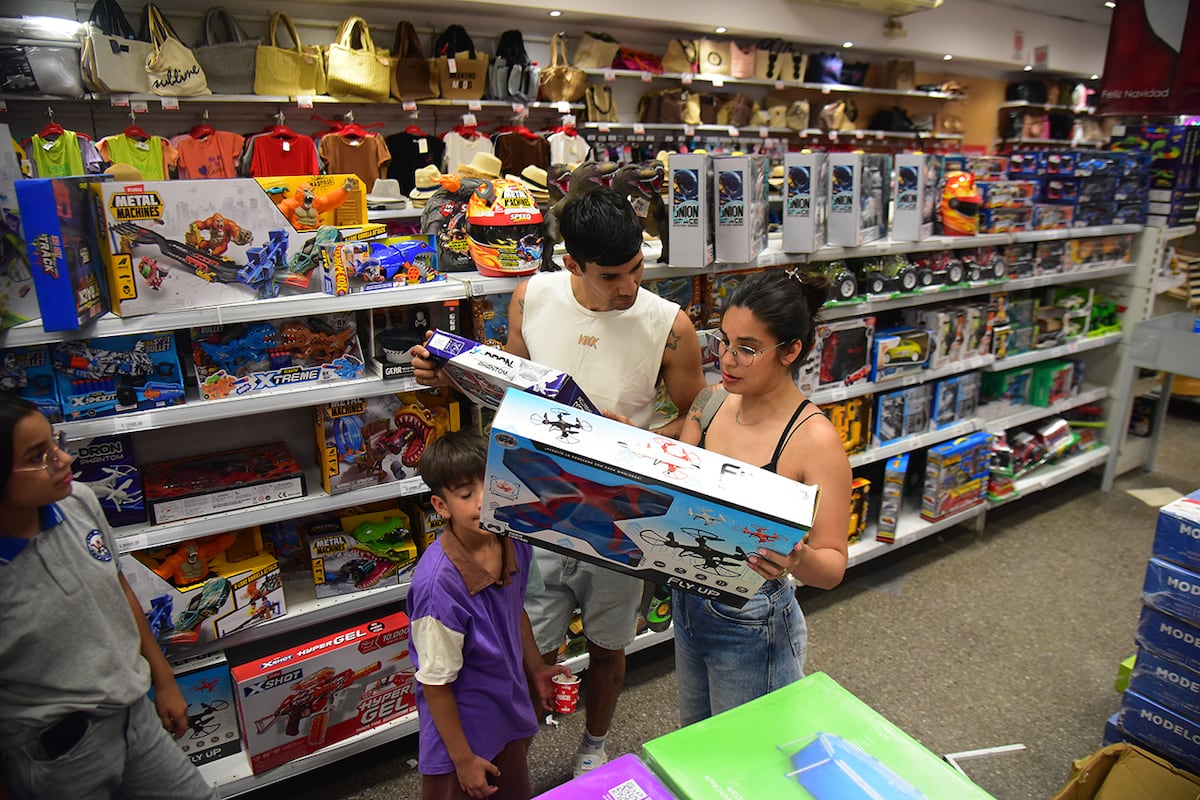 Ventas de juguetes para la Navidad en la ciudad de Córdoba. (Pedro Castillo / La Voz)
