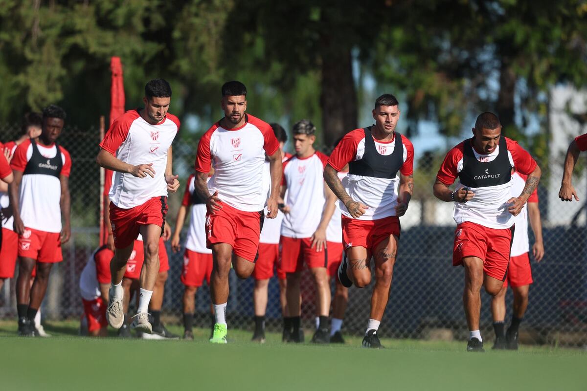 El equipo de Daniel Oldrá comenzó los entrenamientos en La Agustina. El delantero Franco Jara y el arquero Lautaro Maldonado son las primeras incorporaciones. (Prensa Instituto)