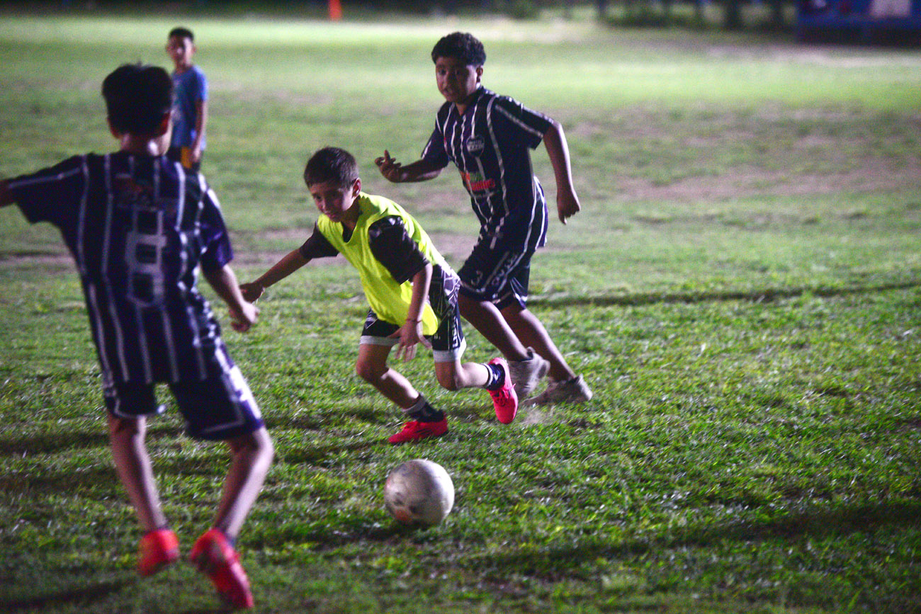 El Club Atlético Libertad de barrio Chacras de La Merced instaló nuevas luces en la cancha. (Nicolás Bravo / La Voz)