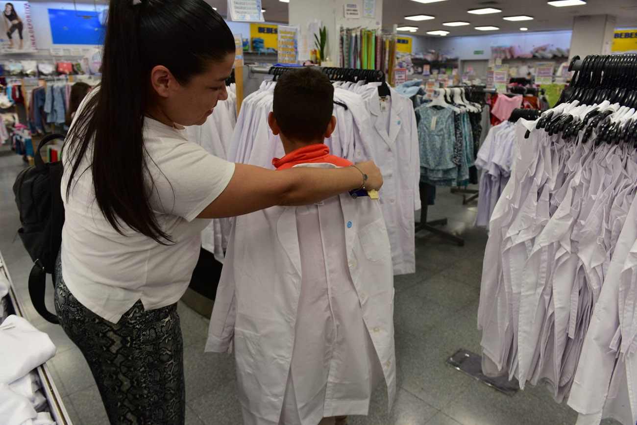 Venta de guardapolvos semanas antes del comienzo de las clases. (José Gabriel Hernández / La Voz)