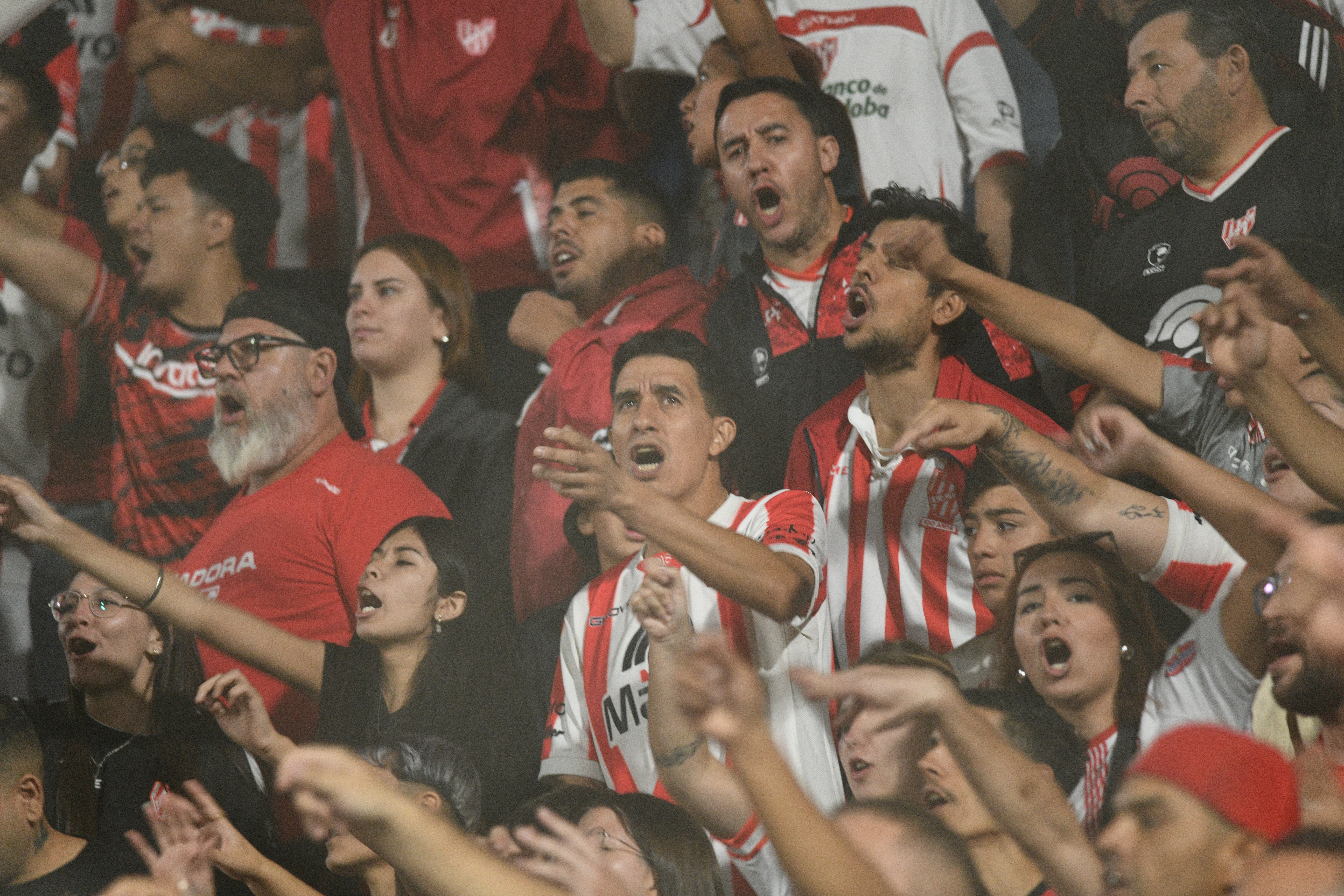 La hinchada de Instituto cantó este domingo el clásico "tenemos que ganar", en referencia al partido con Talleres. (Javier Ferreyra/La Voz)