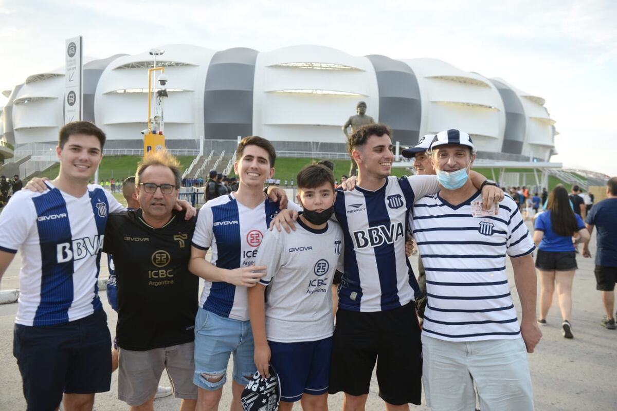 Los hinchas de Talleres dijeron presente en Santiago para acompañar al equipo de Medina (Foto: José Hernández).