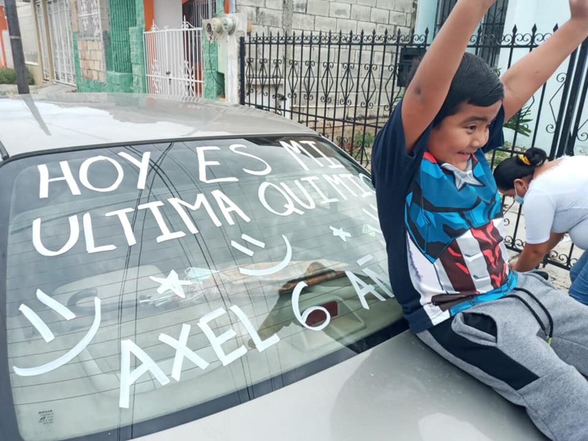 Axel. El niño venció al cáncer y lo celebró con su familia. (Facebook)