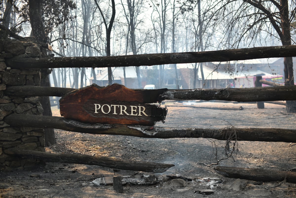 El acceso al country serrano Potrerillo, entre Potrero de Garay y San Clemente. El cartel quedó a la mitad por el fuego. (Pedro Castillo/ La Voz)