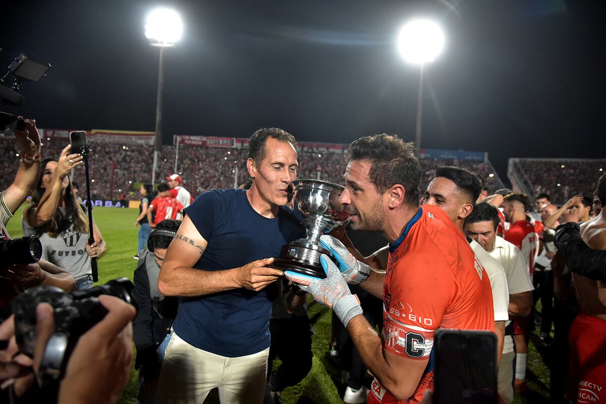 El entrenador Lucas Bovaglio y el capitán Jorge Carranza, pura alegría. (Facundo Luque / La Voz)