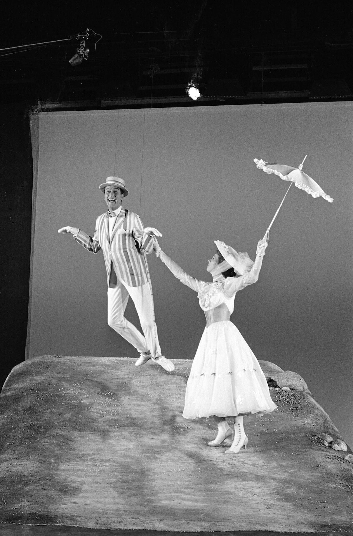 Dick Van Dyke, junto a Julie Andrews en el filme "Mary Poppins". (AP)