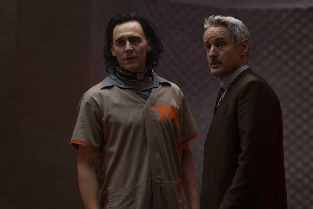 Loki, el Dios de los engaños, una nueva serie que transcurre después de los acontecimientos de AVENGERS: ENDGAME. Tom Hiddleston vuelve a interpretar al personaje principal, y Owen Wilson, Gugu Mbatha-Raw, Sophia Di Martino, Wunmi Mosaku y Richard E. Grant se unen a él. La dirección de Loki está a cargo de Kate Herron, y Michael Waldron es el guionista principal.
(Disney+)