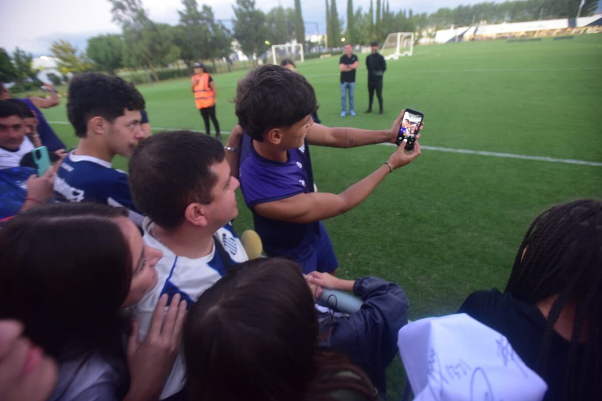 Talleres: el entrenamiento abierto reforzó el vínculo entre el plantel y su gente, en una tarde marcada por el viento y el aliento constante. (Javier Ferreyra / La Voz)