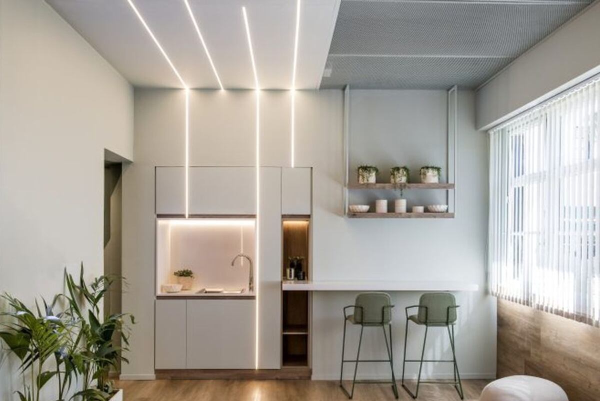 Zócalos y perfiles para tiras led: diseño y elegancia para este ambiente integrado. Ph. Atrim Global / Ferrocons
