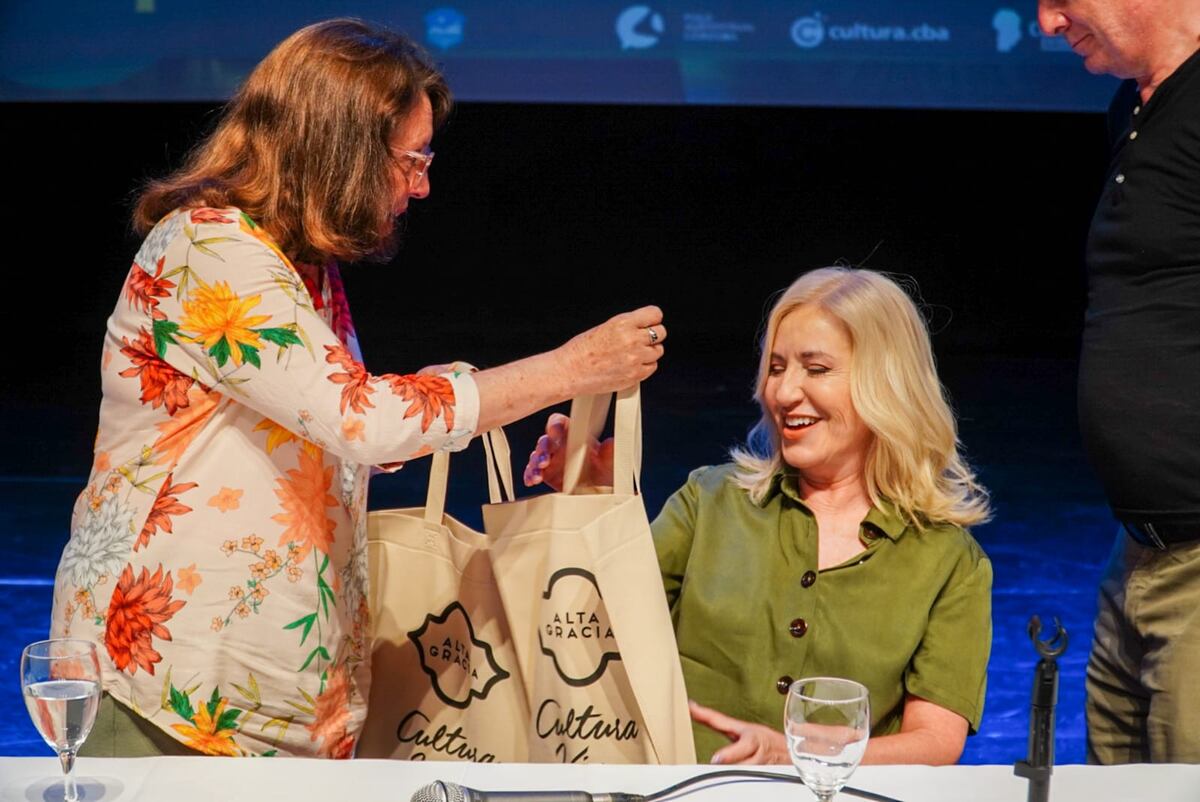 Mercedes Morán recibiendo un obsequio de parte de las autoridades de Alta Gracia (Municipalidad de Alta Gracia).