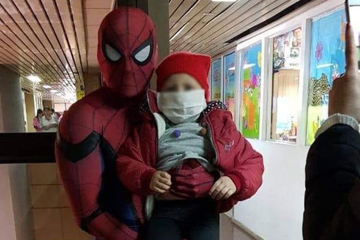Pedido. Desde el grupo "Onco Juguetes", con esta imagen pidieron ayuda para Maximiliano Leiva, el "Hombre Araña" solidario. (Facebook)