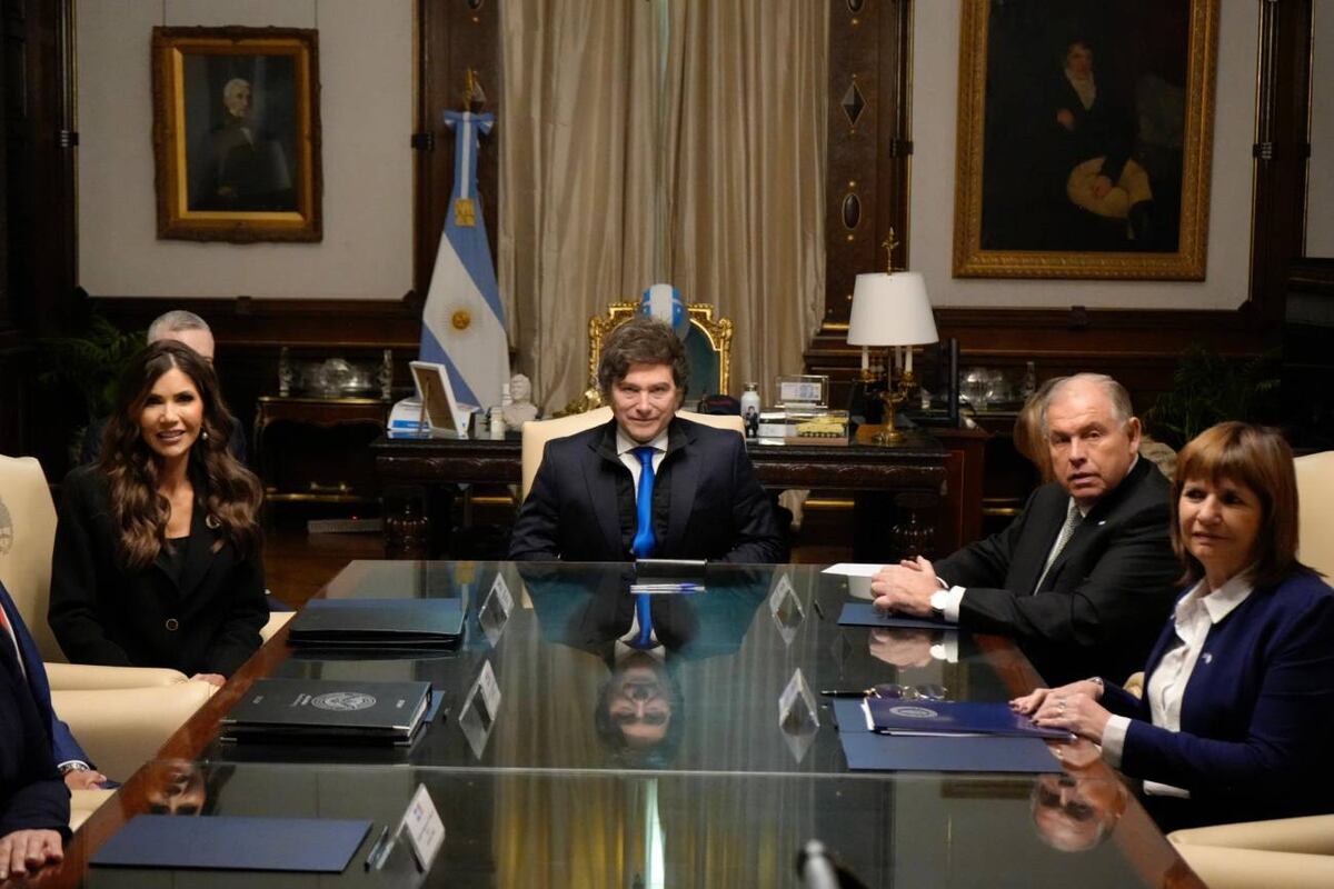Casa Rosada. El presidente Javier Milei junto a la secretaria de Seguridad Nacional de Estados Unidos, Kristi Noem, (Oficina del Presidente)