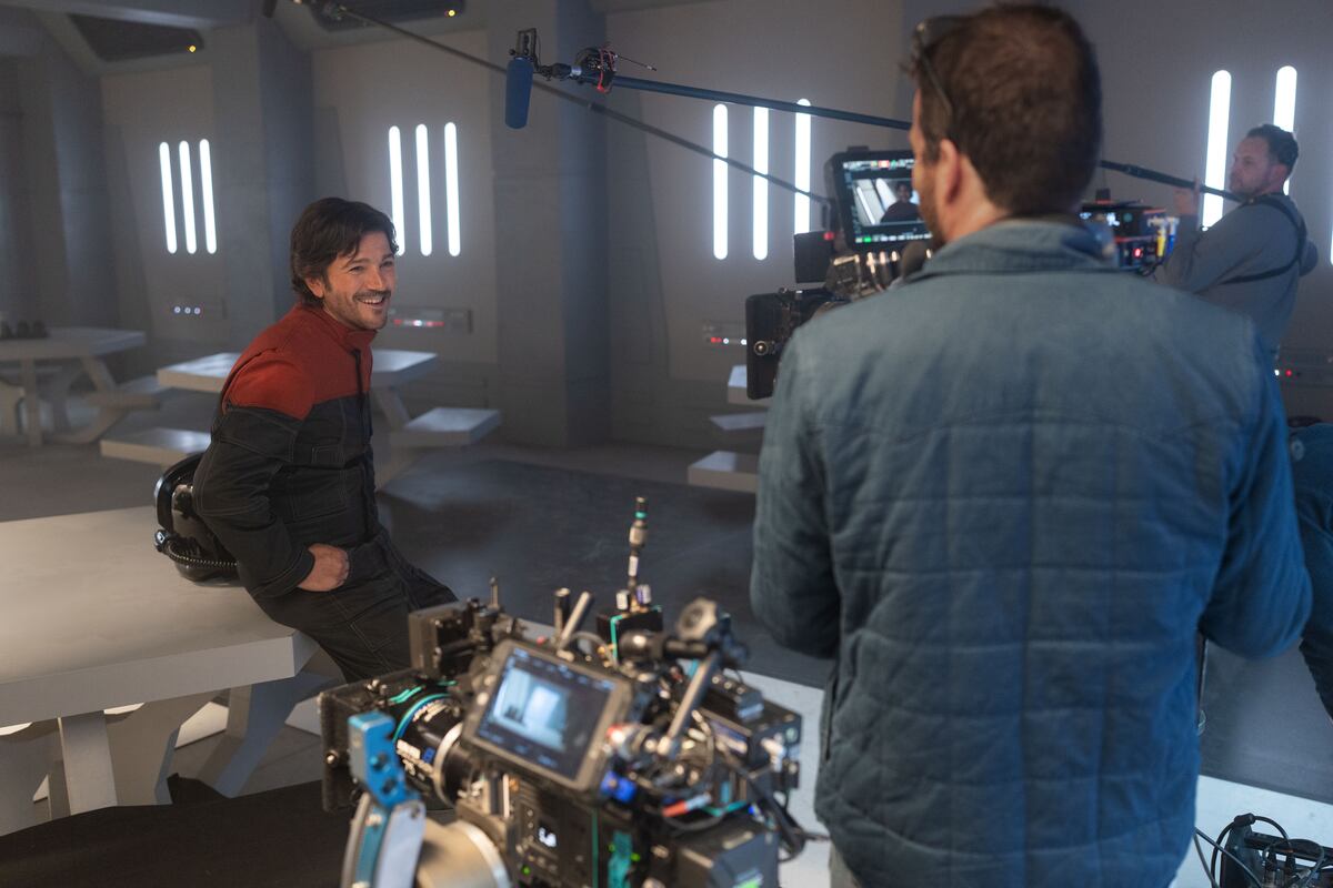 Diego Luna en el detrás de escena de la segunda temporada de "Andor" (Disney)