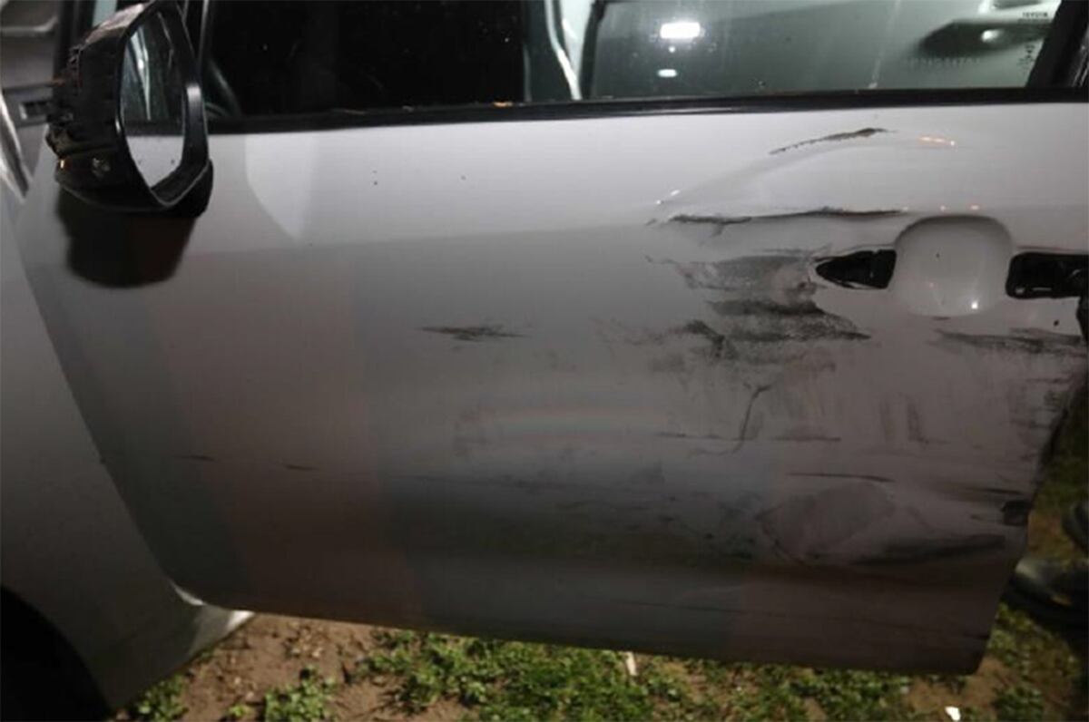 Daños. El Toyota Corolla sufrió daños en la puerta por donde se filtró el policía para tratar de detener el vehículo. (Policía)