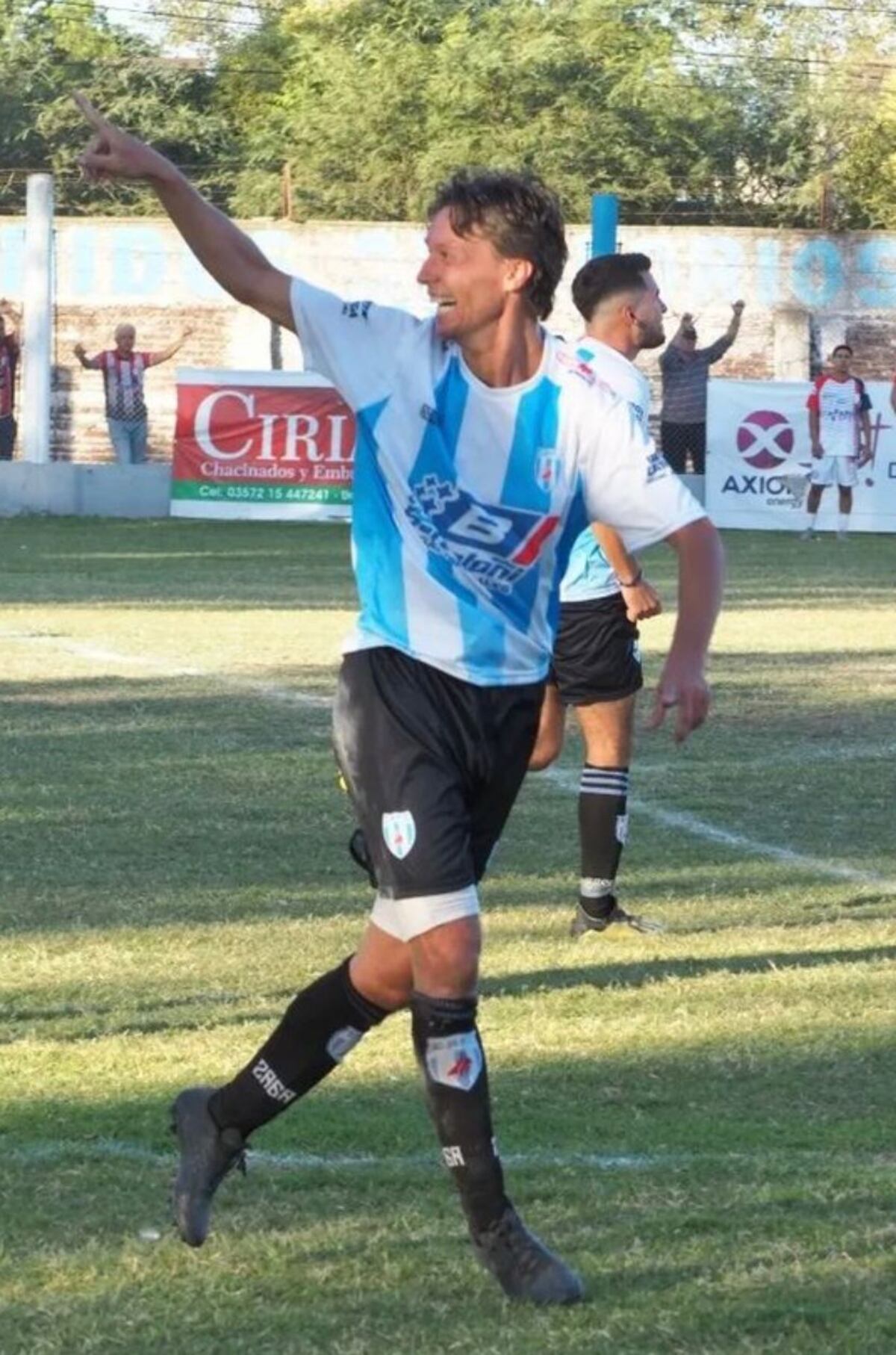 Julio Mugnaini y la sonrisa por el deber cumplido de marcar un gol